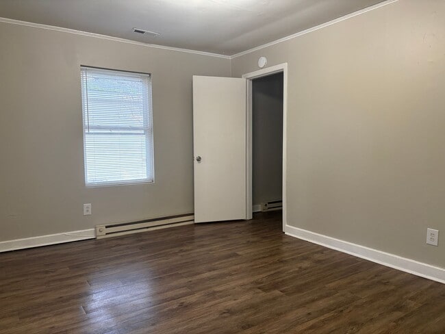 Building Photo - 1 Bedroom, 1 Bathroom Apartment in Greensb...