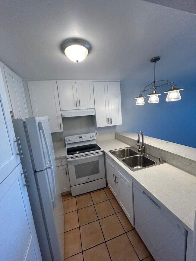 Building Photo - Spacious 1 bedroom Condo with Beautiful Views! Water, sewer, and trash included! Move In Ready!