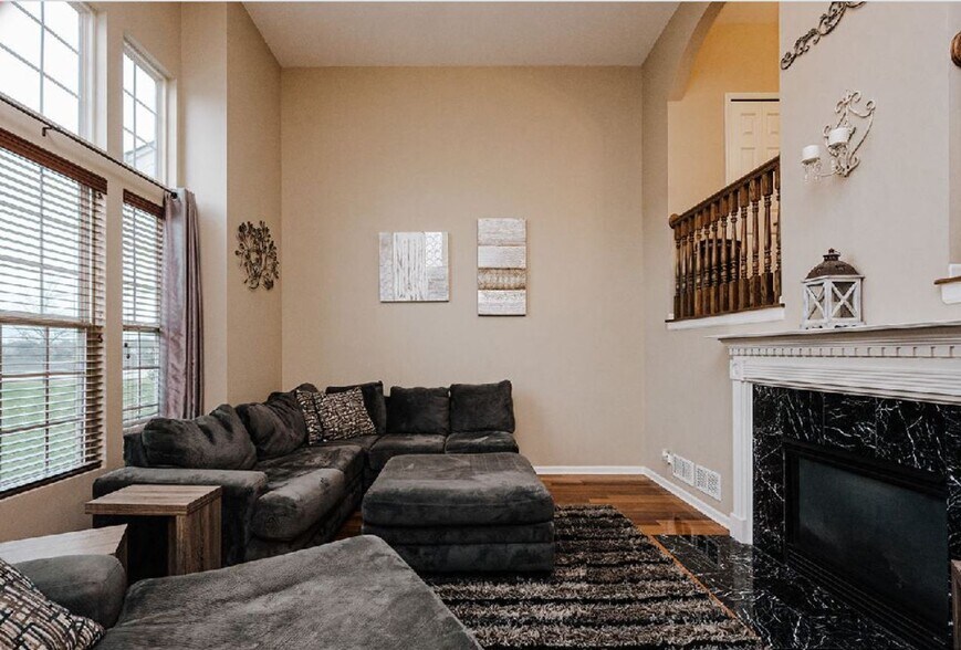 High ceiling first floor room - 1161 Kilbery Ln