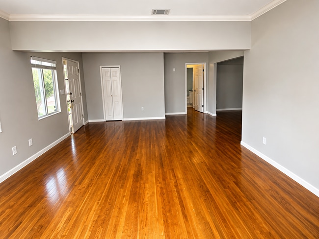Building Photo - Spacious Kensington Home with Hardwood Floors and Fireplace
