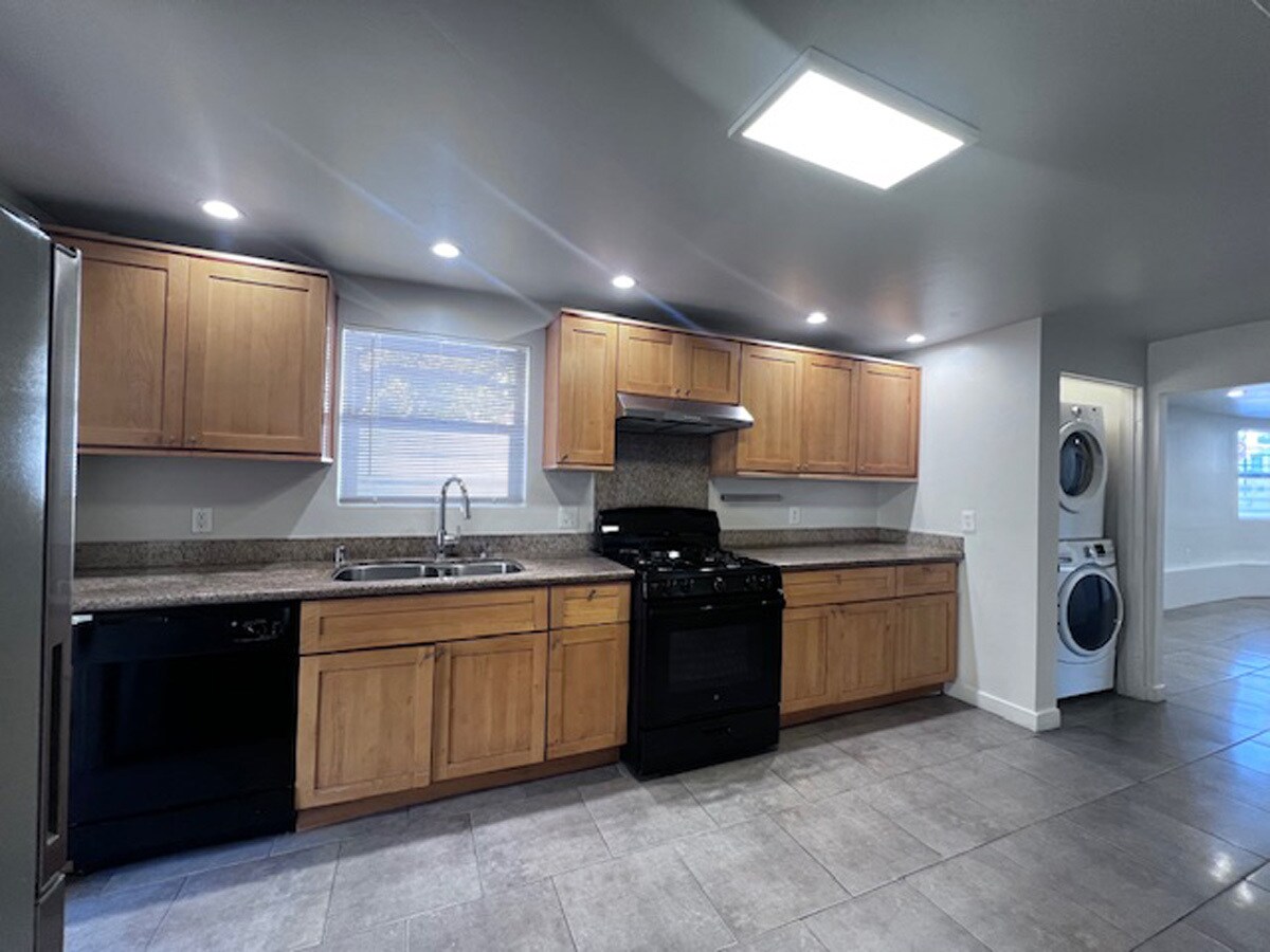 Building Photo - 1037 Peralta St