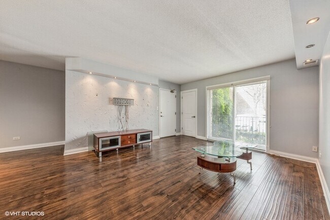 Building Photo - 5511 Chateau Dr