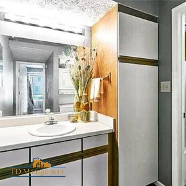 Building Photo - Modern First-Floor with Private Patio in Hampton Club