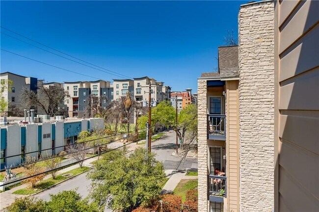 Building Photo - 711 W 21st St