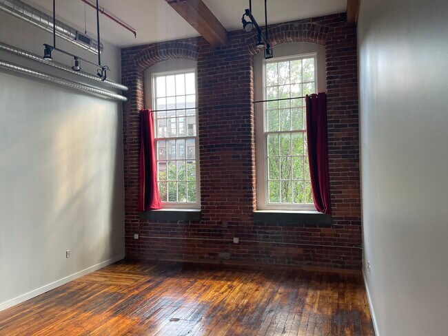 Primary Photo - 1350 Rosa L Parks Blvd