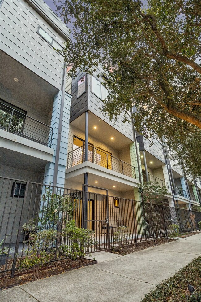 Building Photo - 2715 St Emanuel St