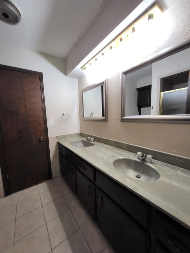 Building Photo - (3) Bed/(2) Bath in West Norman!