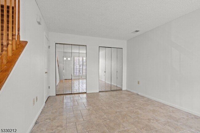 Building Photo - 98 Vaughan Dr