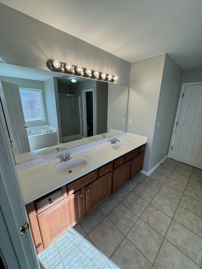 Building Photo - Beautiful 4 bed 3 Bath Home in Heart of Gr...