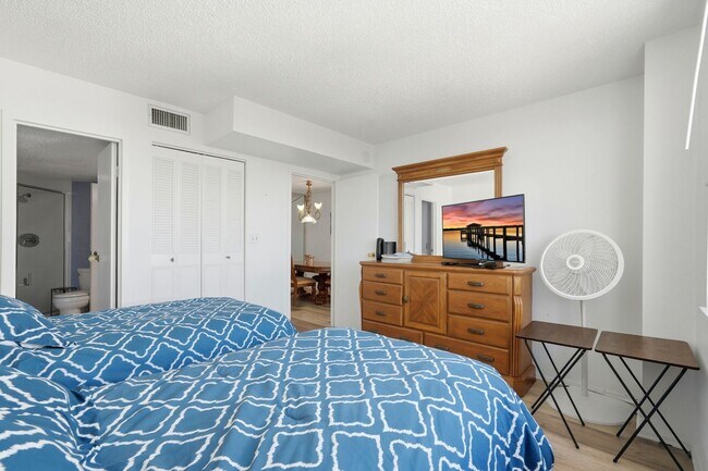 Building Photo - Beautiful 2/2 Bayshore Condo!