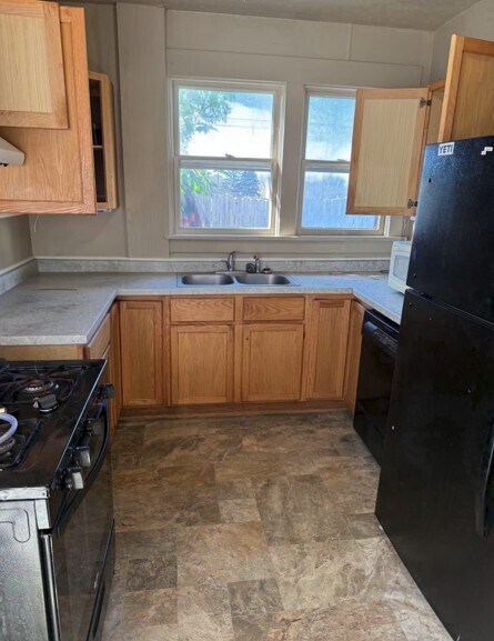 Building Photo - 947 W 8th St