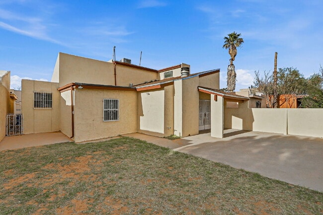 Building Photo - "Charming 3-Bedroom Retreat with 2 Full Baths