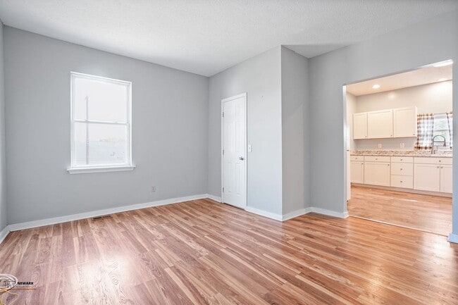 Building Photo - Quality 2 Bed 1.5 Bathrooms Home - Availab...
