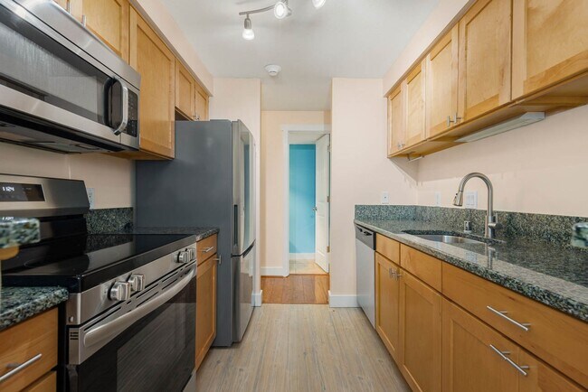 Building Photo - Bright & Updated 2BR Townhome in the Heart of Redmond – Near Light Rail & Marymoor Park