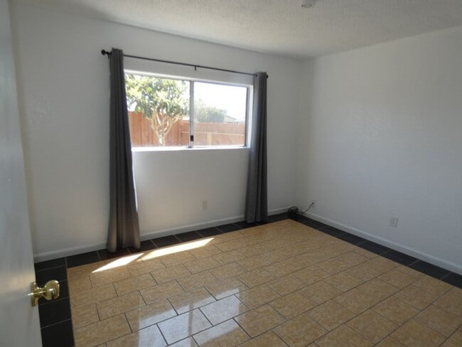 Building Photo - Cozy 2 bedroom 2 bath House with 2 Car Garage