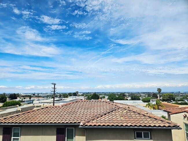 Building Photo - Gorgeous Stand Alone Town Home / Rolling Hills Golf Club is your Back Yard