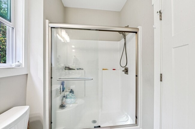 Building Photo - Luxury 5 Bed, 3.5 Bath Home on Large Lot !...