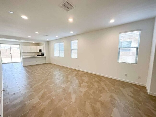 Building Photo - 3 Bedroom, 2 Bath Available NOW!