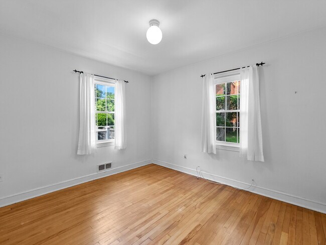 Building Photo - Classic Charm in Arlington