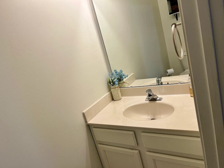 Building Photo - Room in Condo on Donatello Avenue