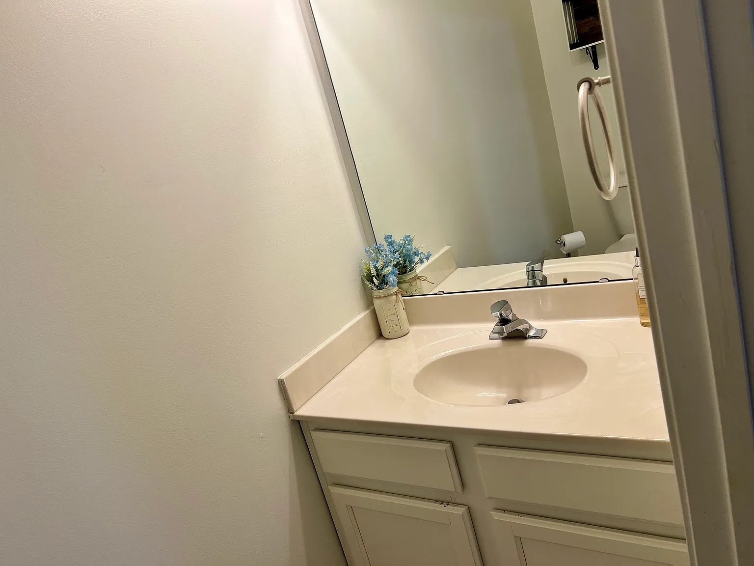 Building Photo - Room in Condo on Donatello Avenue