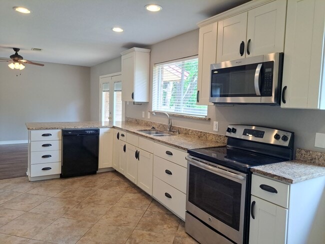 Building Photo - 3 Bedroom / 2 Bath / 2 Car Garage