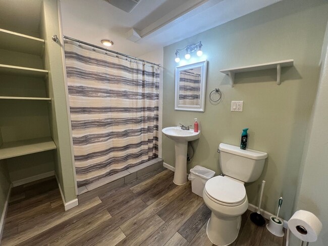Building Photo - Furnished 1 Bed/ 1 Bath Near PSNS, Utiliti...