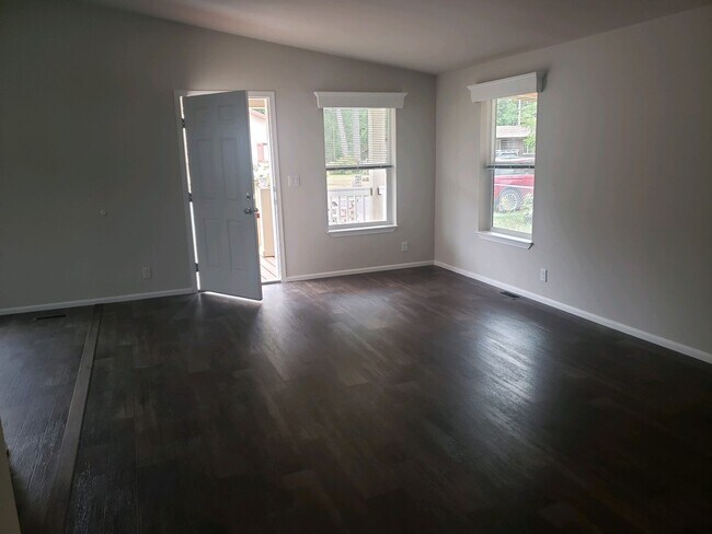 Building Photo - 47719 Fairyglen -3 bedroom / 2 Bath in Oakridge