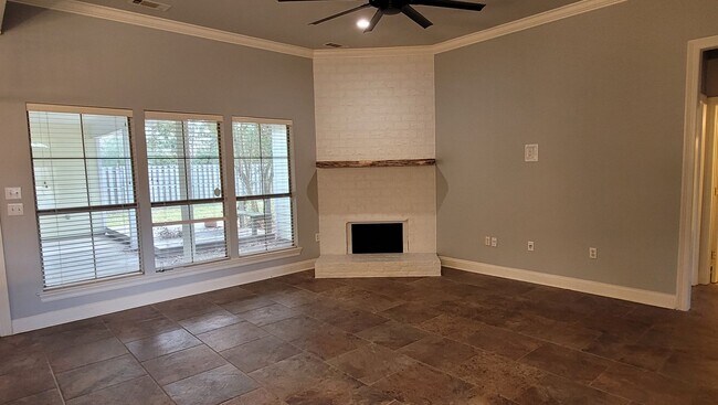 Building Photo - Beautiful 3 bedroom with large fenced yard & conveniently located