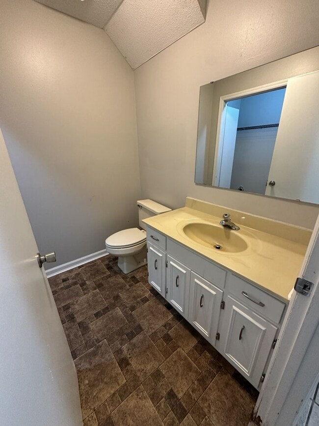 Building Photo - 3 Bedroom Townhome in Hixson! Pet-friendly!