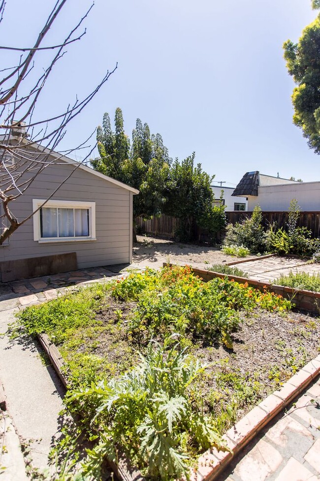 Building Photo - Charming 2 Bedroom House with Expansive Wo...