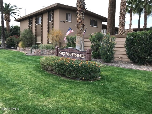 Building Photo - 6804 E 2nd St