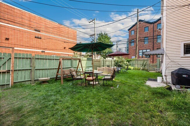 Building Photo - 3619 N Janssen Ave