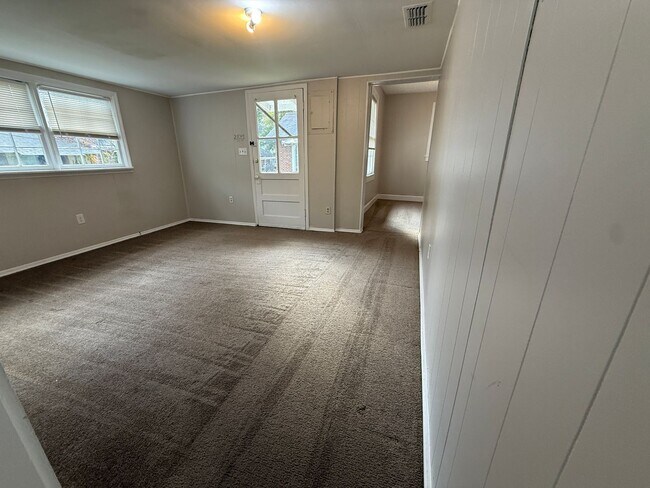 Building Photo - 3 Bedrooms, 1 Bathrooms - Celanese House