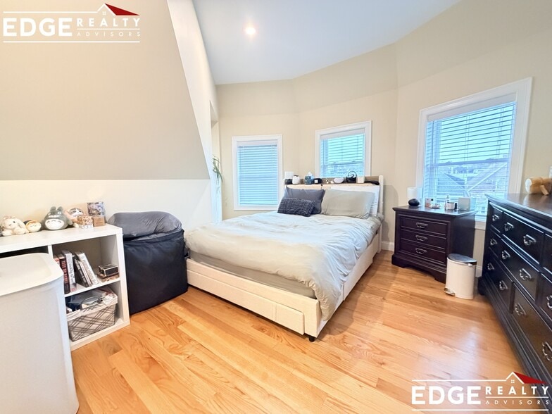 Building Photo - 35 Winship St