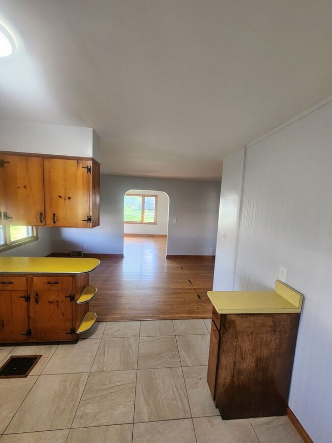 Building Photo - Charming 2 bedroom 1 bath with large rooms...