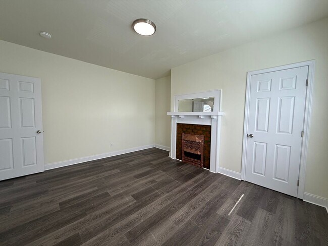Building Photo - Updated 3BR 1.5 bath house with office/ of...