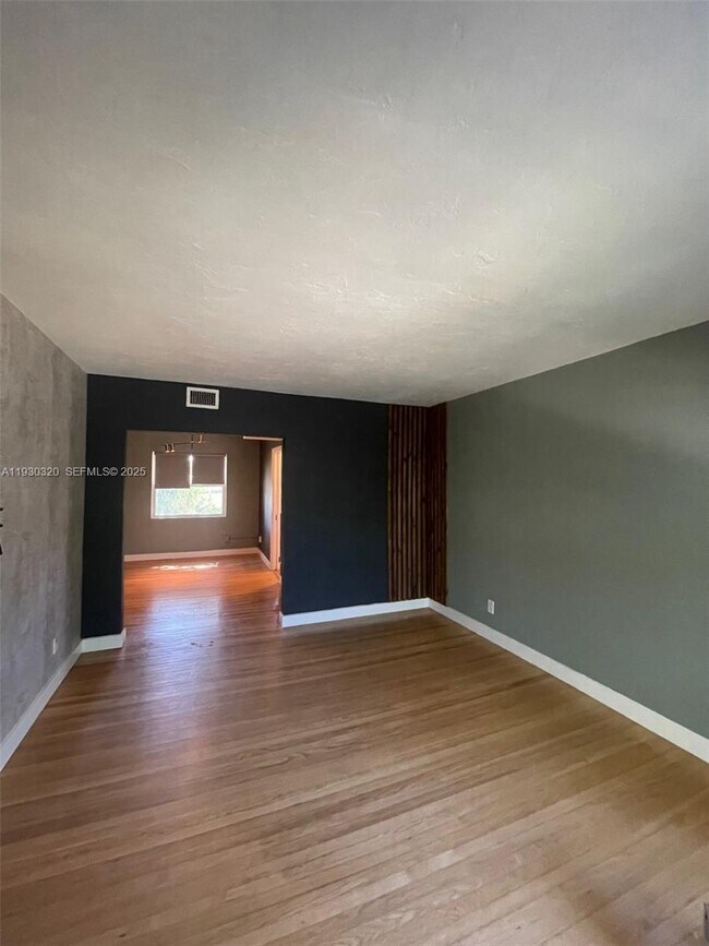 Building Photo - 9140 NE 8th Ave