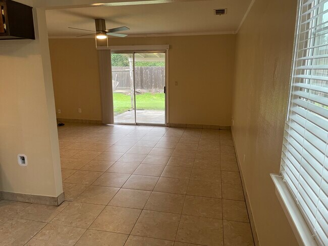 Building Photo - 1333 Woodside Dr