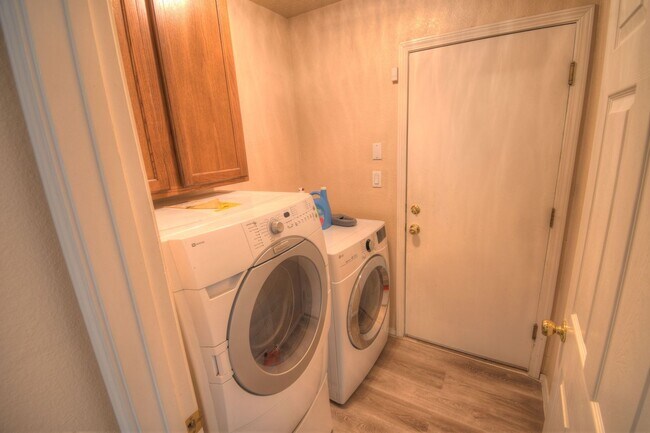 Building Photo - NW Heights --3 Bedroom 2 Bathroom 2 Car Ga...