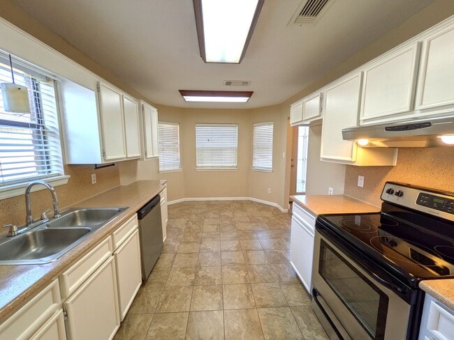 Building Photo - 7945 Blue Bonnet St