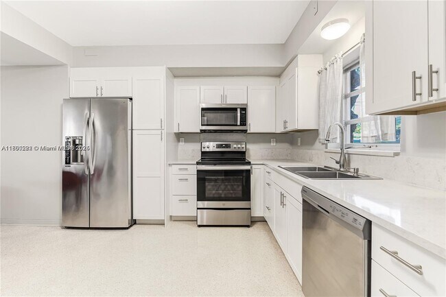 Building Photo - 262 SW 31st Ct