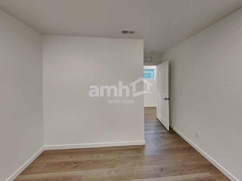 Building Photo - 320 N Addison Way