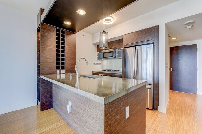 Building Photo - Elevated 1BR at Enso | Lake Views, Parking, Prime Location