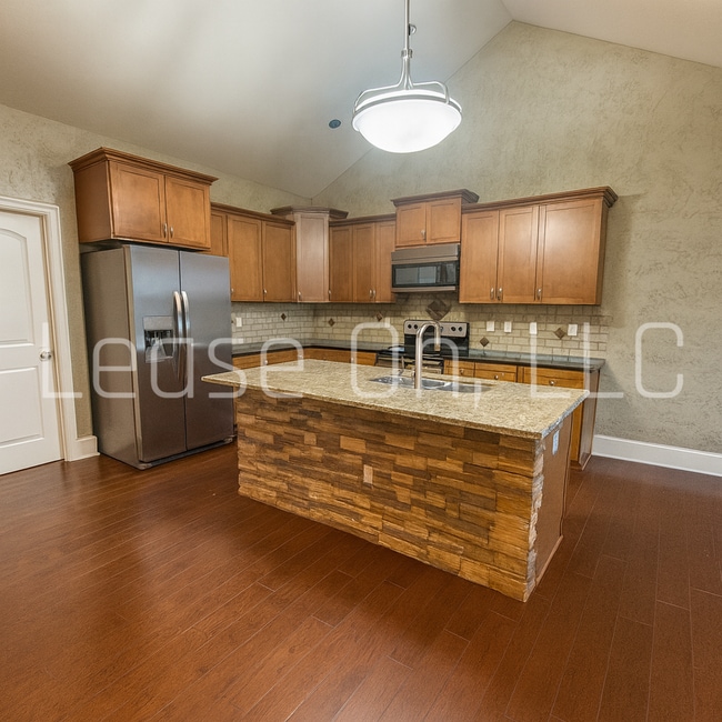 Building Photo - 7453/57 Summerside