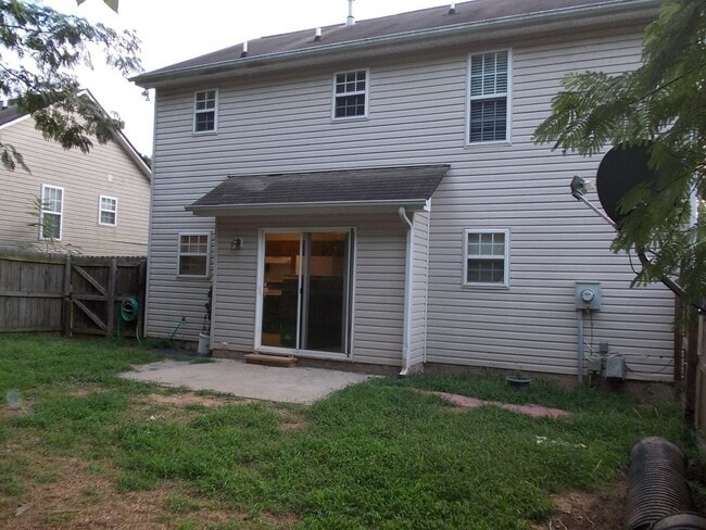 Building Photo - Great 2 story home with fenced back yard i...