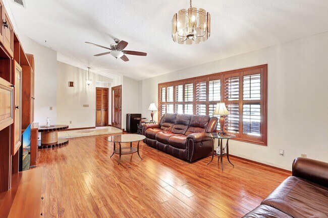 Building Photo - 362 SE Calmoso Dr