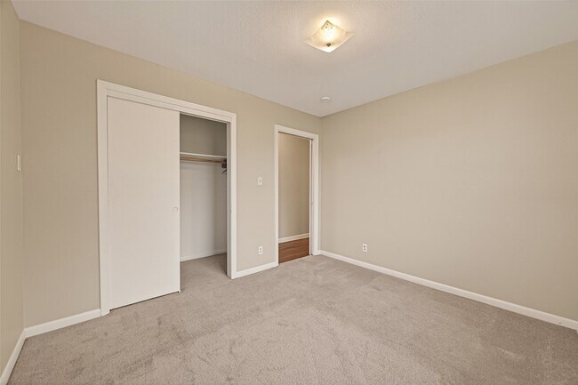 Building Photo - 10645 Oak Brook Dr