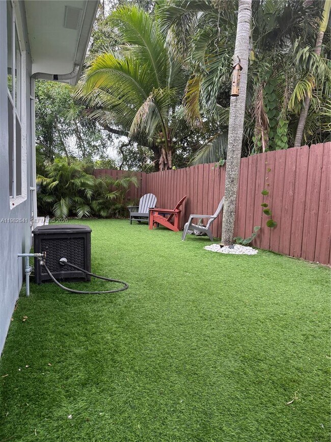 Building Photo - 1432 NE 5th Ave