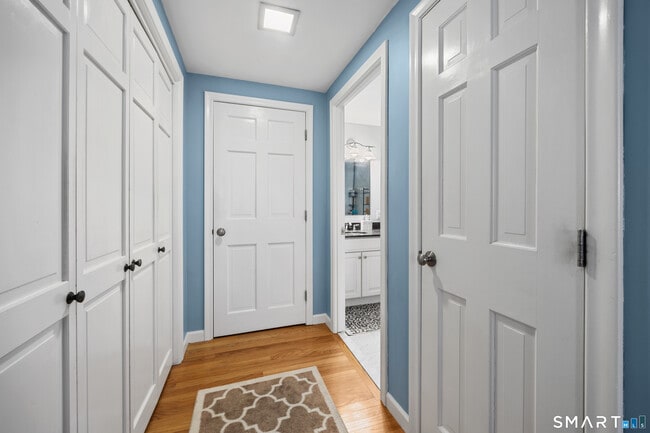 Building Photo - 10 Candlewood Ln